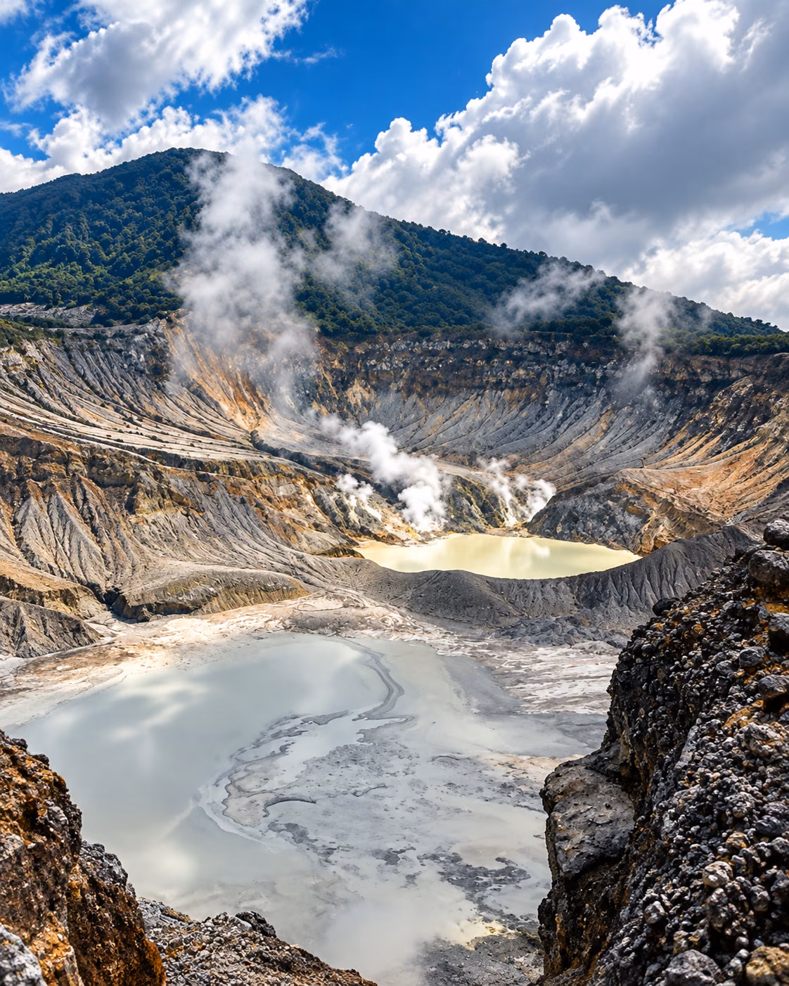 Pemandangan kawah beruap sebagai inspirasi perjalanan wisata